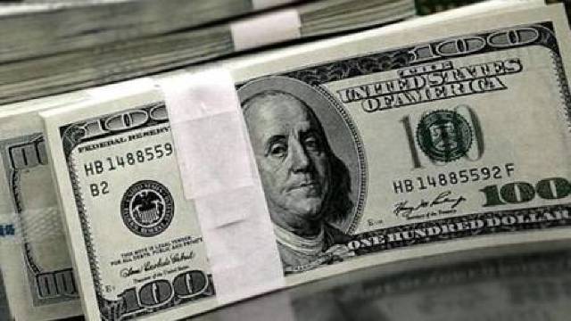 Dolarul atinge  un nor record depășind  ”pragul psihologic”