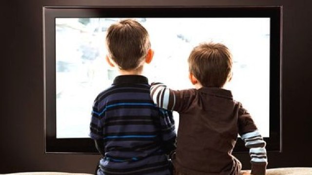 Psihologii avertizează: Temerile nocturne la copii apar din cauza televizorului