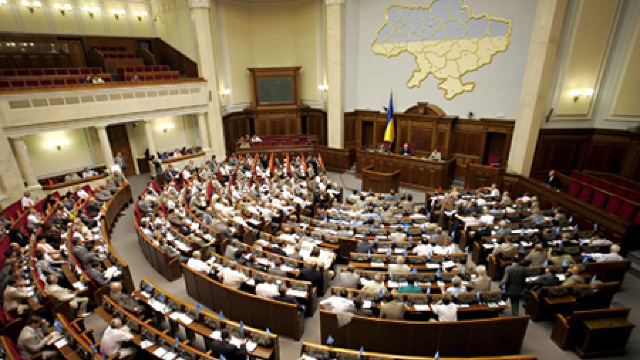 Prima dispută violentă în noul parlament de la Kiev