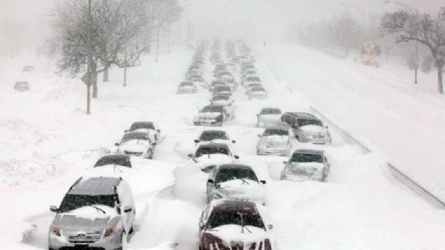 Din cauza ninsorilor abundente pe drumuri se circulă cu dificultate, mai ales în zona de Sud
