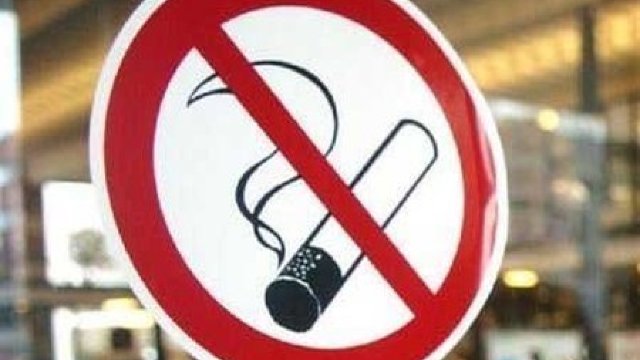Fumatul în mașini, parcuri și plaje, interzis în Italia