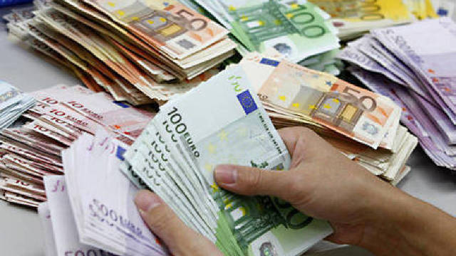 Euro s-a depreciat față de dolar, ajungând la cel mai redus nivel din mai 2006
