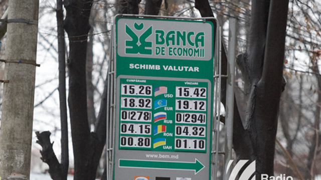 Euro și dolarul continuă să crească