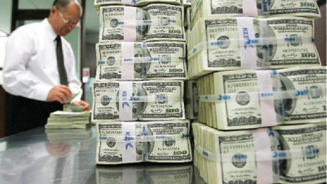 Dolarul va depăși mâine 18 lei
