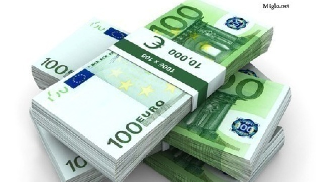 Euro bate în retragere