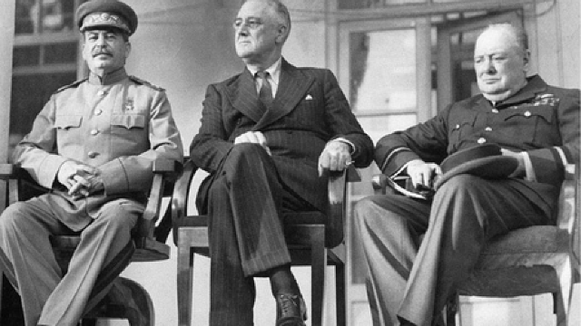 Grup statuar Stalin, Roosevelt și Churchill, în Crimeea