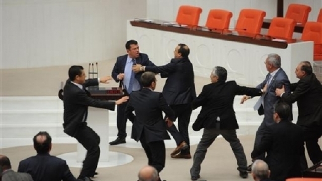 Turcia: Bătaie în parlament; cinci deputați au fost răniți