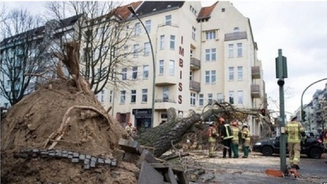 Furtuni devastatoare în nordul Europei – cel puțin 9 morți (FOTO)