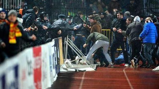 Rusia: Un meci de fotbal, întrerupt din cauza fanilor (FOTO)