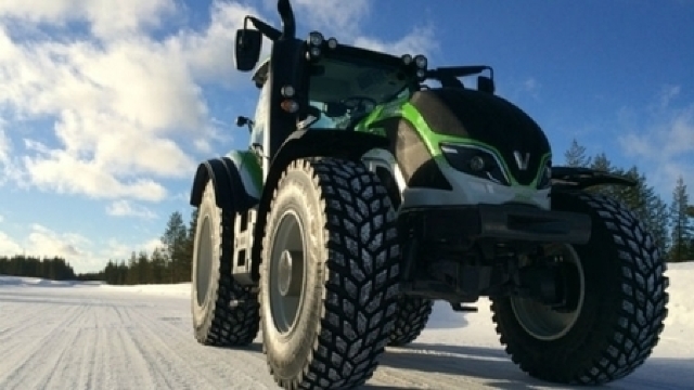 RECORD MONDIAL. 130 km/h pe zăpadă cu un tractor