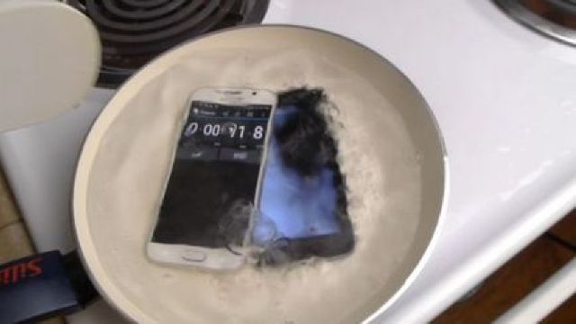 Ce se întâmplă cu un Galaxy S6 și un iPhone 6 dacă se pun la fiert (VIDEO)