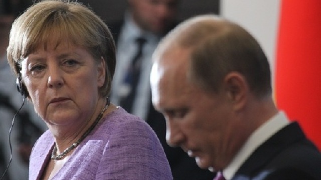 DAILY MAIL: Merkel și Putin schimbă priviri de gheață 