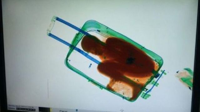 Copil de 8 ani descoperit într-o valiză