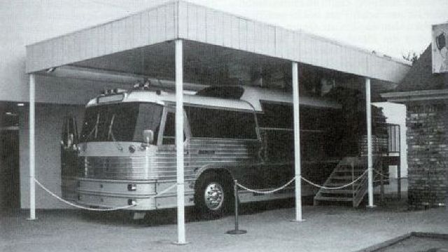 Autobuzul de turneu al lui Elvis Presley, vândut cu aproape 270.000 de dolari