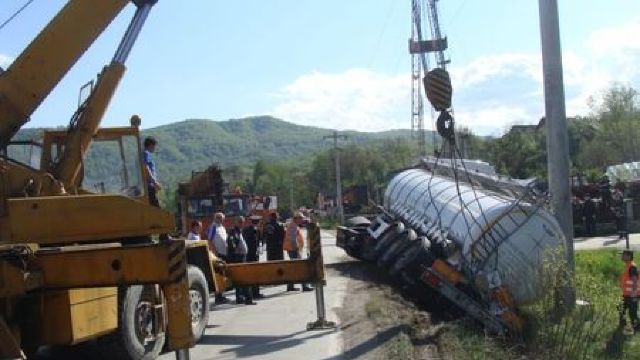 Risc de EXPLOZIE. O cisternă de motorină din Moldova s-a răsturnat
