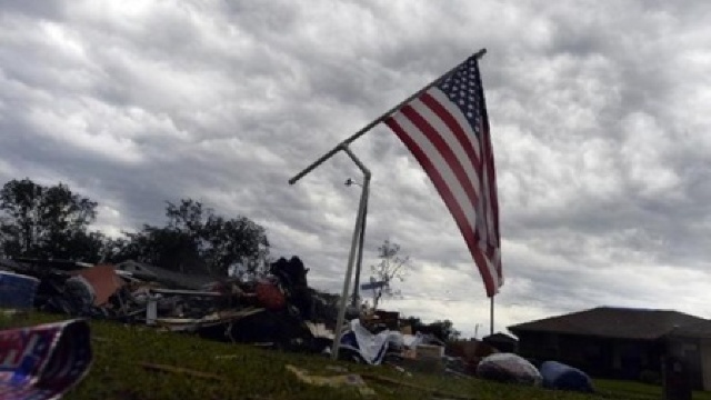 Zeci de tornade au lovit Statele Unite