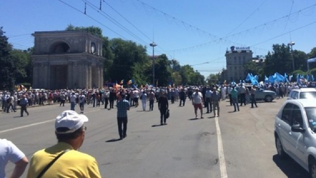 Mii de manifestanți protestează în PMAN