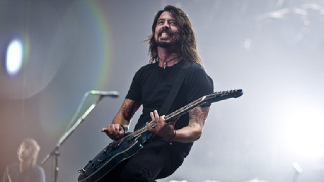 Solistul Foo Fighters și-a rupt piciorul dar A REVENIT pe scenă cu piciorul în ghips 