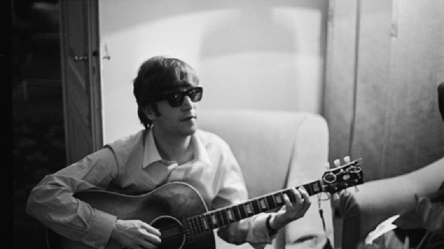 O chitară a lui John Lennon va fi scoasă la licitație