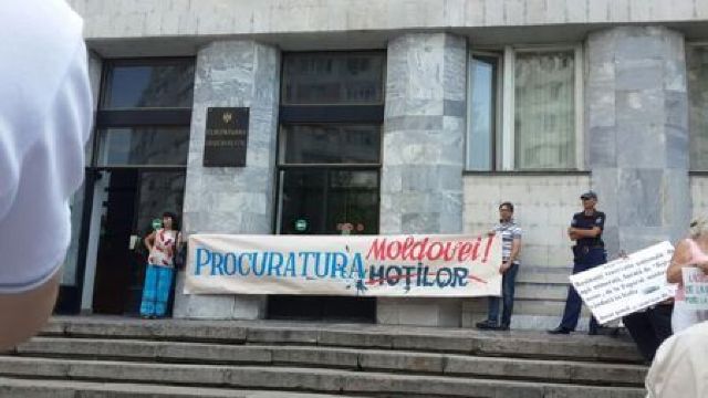 Protest la Procuratura Generală. Manifestanți cer demisia procurorului Gurin (VIDEO)