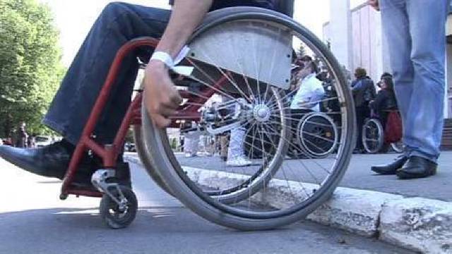 Persoanele cu dizabilități se confruntă cu probleme la angajare și studii