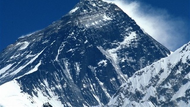 A rămas fără picioare după o expediție pe Everest și va urca din nou pe munte