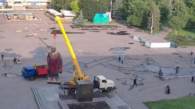 Statuia lui Lenin demontată la Sloviansk (VIDEO/FOTO)