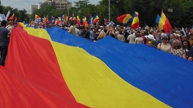 Un tricolor de 300 de metri va fi desfășurat peste Prut Un tricolor de 300 de metri va fi desfășurat peste Prut