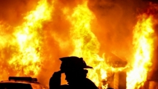 INCENDIU de proporții la un depozit din centrul Chișinăului