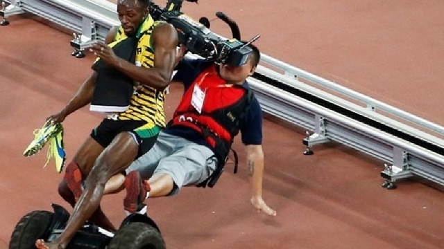 Incident la Mondialele de la Beijing: Usain Bolt lovit de un cameraman (VIDEO)