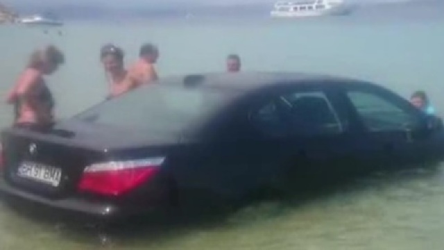 Un român s-a trezit cu mașina în MARE (VIDEO)