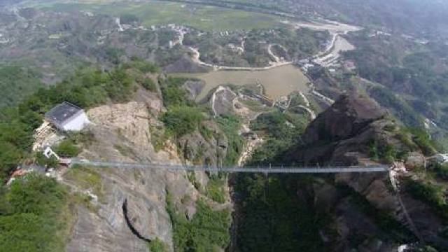 China: A fost inaugurat primul POD SUSPENDAT DIN STICLĂ (FOTO)