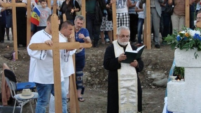 România: Protest pe terenul pentru moschee - peste 200 de oameni au înfipt acolo 500 de cruci