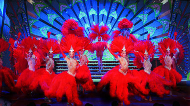 INEDIT! 1,5 TONE de costume pentru turneul trupei Moulin Rouge la New York