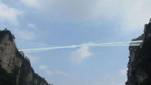 Chinezii mai construiesc un pod de sticlă (VIDEO)