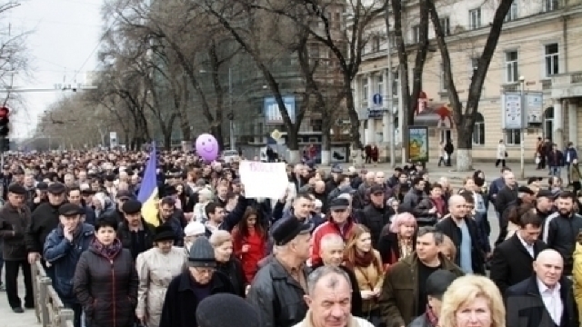 2 mii de persoane protastează în fața Parlamentului