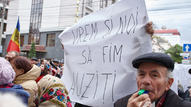 Câteva sute de persoane pichetează sediul ANRE (FOTO)