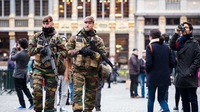 La Bruxelles se redeschid școlile și metroul, în pofida menținerii la maxim a alertei teroriste