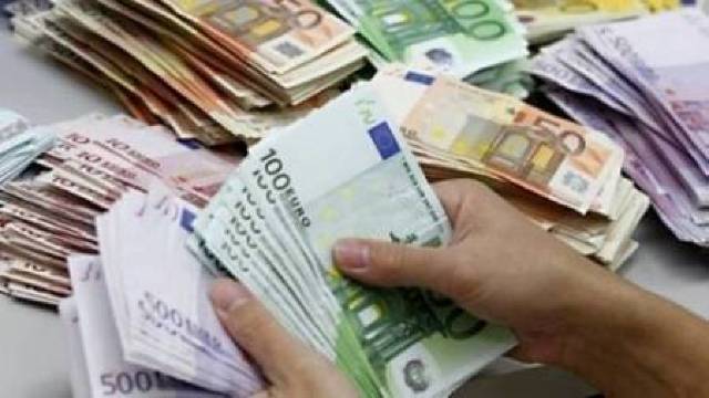 O bătrână a rupt în bucățele 950.000 de euro