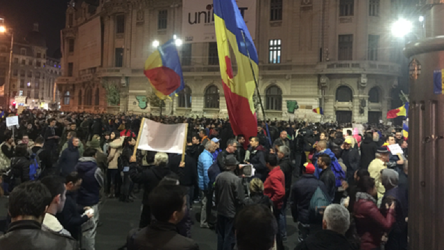 Locuitorii Bucureștiului au ieșit, pentru a treia zi consecutiv, în stradă (FOTO)