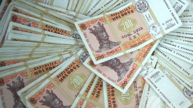 Cetățenii Republicii Moldova trimit tot mai puțini bani acasă