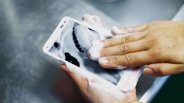  Primul smartphone din lume care se spală cu apă și săpun (VIDEO)