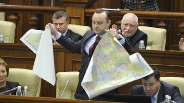 Un socialist a rupt harta României Mari în Parlament. Tinerii ies la protest (VIDEO)