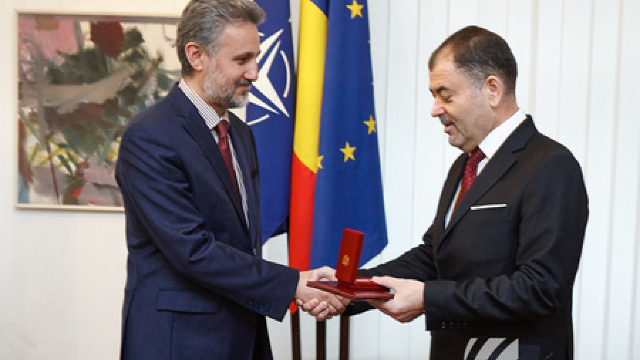 Anatol Șalaru l-a decorat pe ambasadorul României la Chișinău, Marius Lazurca