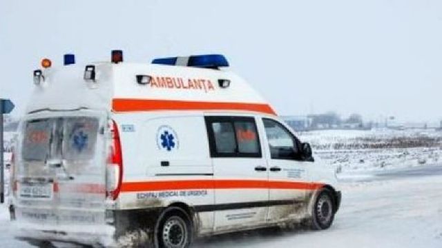 Două ambulanțe aflate în misiuni, blocate în zăpadă 