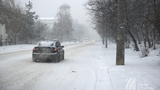 Mai multe drumuri rămân blocate din cauza ninsorilor puternice