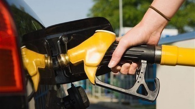 Barilul de petrol a SCĂZUT la 25 de dolari