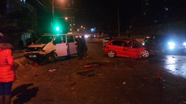 Accident produs pe strada Miorița. S-au ciocnit un microbuz și un autoturism