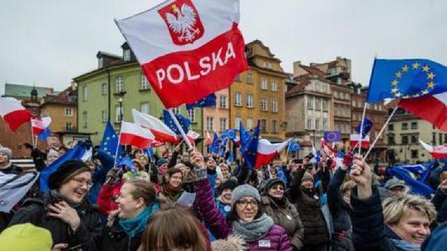 Polonia: Mii de manifestanți la Varșovia și în multe alte orașe