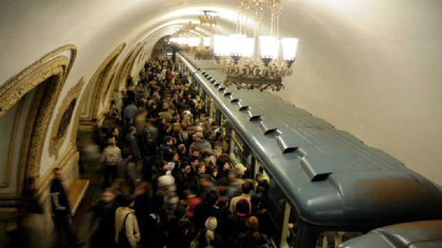 Caz șocant la Moscova: O femeie, cu un cap de copil în mâini, într-o stație de metrou